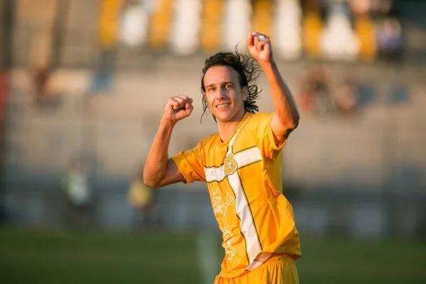 Com gol de Zotti no fim da partida, Brasiliense empata com o Anápolis