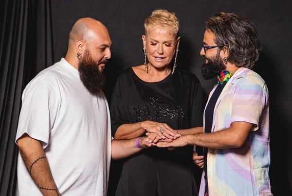 Xuxa vira madrinha de casal de fãs durante festa em alto-mar