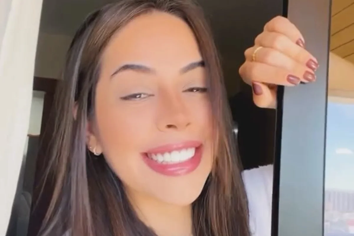 Flávia Correia, namorada de Giovani, tinha pouco mais de 3,7 mil seguidores e agora ultrapassou os 8,3 mil Flávia Correia, namorada de Giovani, tinha pouco mais de 3,7 mil seguidores e agora ultrapassou os 8,3 mil