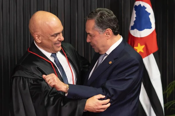 Alexandre de Moraes e Luiz Roberto Barroso durante Posse do ministro Alexandre de Moraes como presidente e o ministro Ricardo Lewandowski como vice-presidente do TSE 15