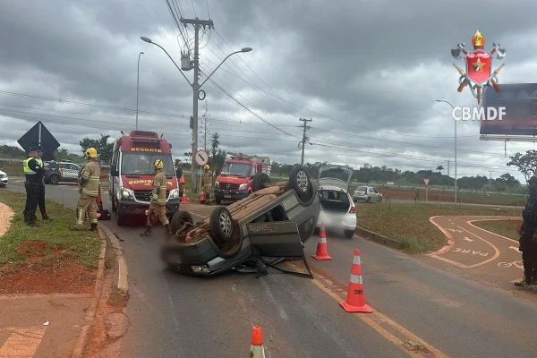 Três pessoas ficam feridas após carro capotar em via do DF