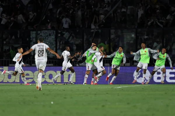 Jogadores do Vasco comemorando gol diante do Cruzeiro