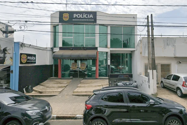 Imagem colorida da fachada da delegacia onde foi registrado o caso da mãe presa por maus-tratos contra bebê de 2 meses - Metrópoles