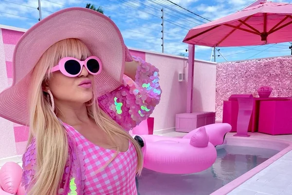 Conheça Bruna Barbie, influencer com vida de boneca e em cor-de-rosa