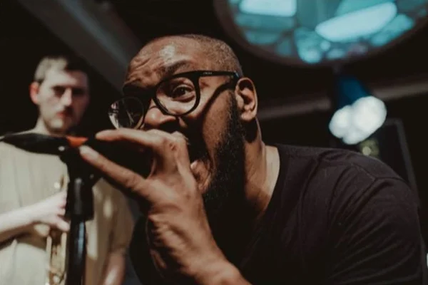 Rapper TY, Ben Chijioke, em gravação