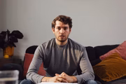 A crise surge, normalmente, devido a situações estressantes específicas e que geram gatilho, como precisar fazer uma apresentação, ter prazo curto para entregar um trabalho, estar em algum lugar que não gostaria ou ter sofrido uma perda, por exemplo
