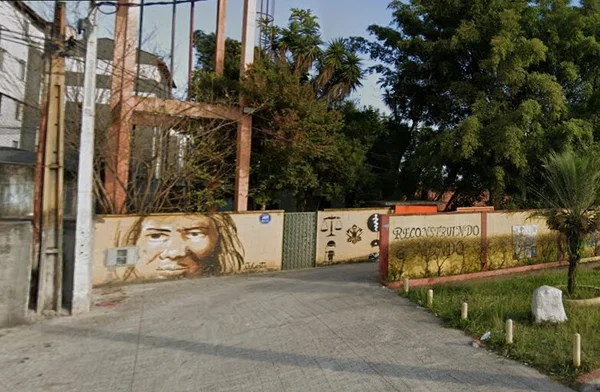 Foto colorida mostra fachada de escola
