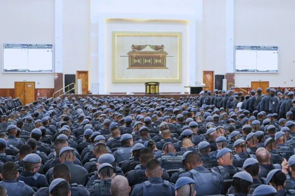 Soldados da PM participam de palestra de pastor na sede da Universal