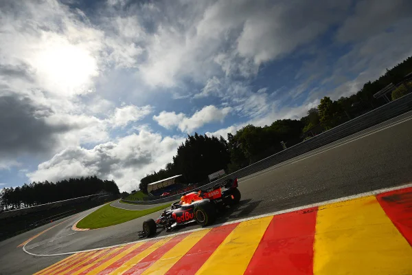 Verstappen supera Mercedes, lidera o dia na Bélgica e bate no final do treino