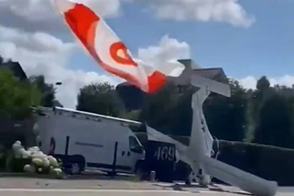 Avião cai e é suspenso por paraquedas na Bélgica