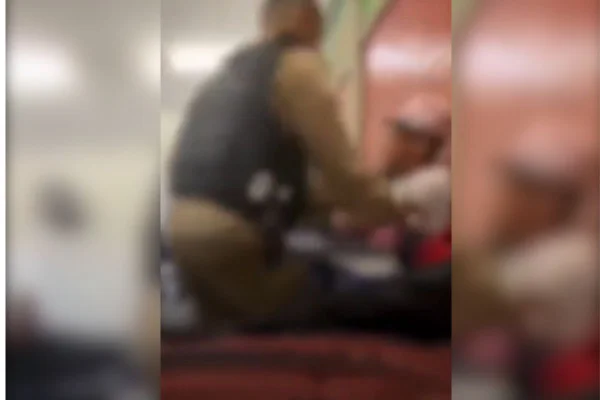 Imagem colorida, Aluno que estava suspenso é retirado à força de sala de aula por policiais- Metrópoles