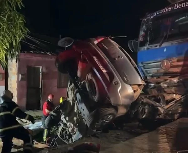 Imagem colorida de carro preso em caminhão - Metrópoles