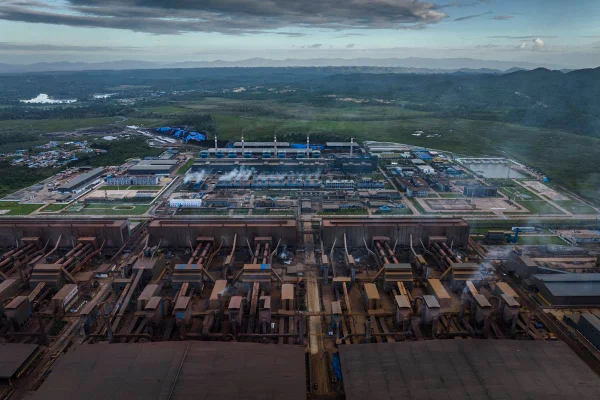 Fábrica de níquel que pegou fogo na Indonésia