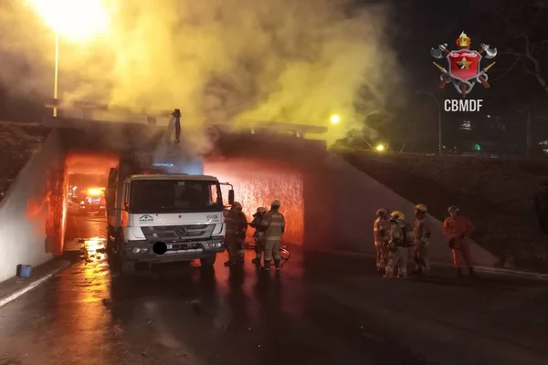Caminhão pega fogo em tesourinha da Asa Sul