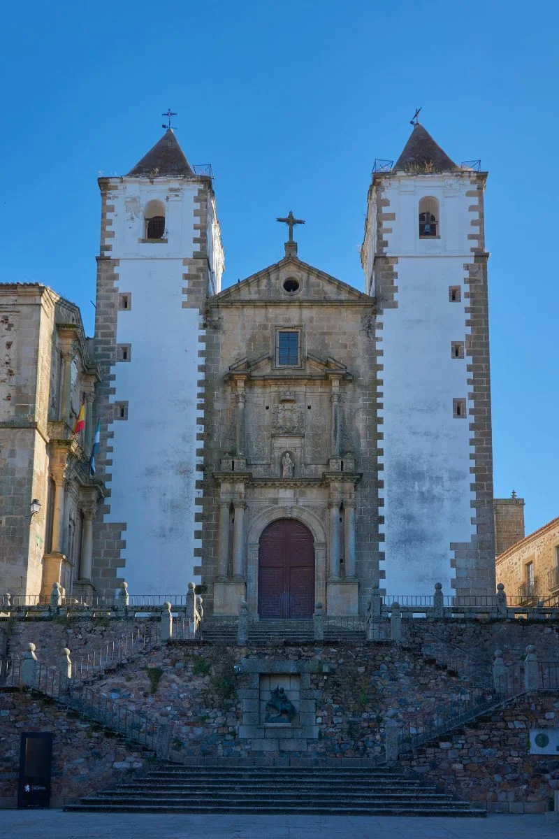 Fachada barroca da Igreja de São Francisco Xavier localizada na Plaza de San Jorge, no centro histórico medieval da cidade de Cáceres, na Espanha Fachada barroca da Igreja de São Francisco Xavier localizada na Plaza de San Jorge, no centro histórico medieval da cidade de Cáceres, na Espanha