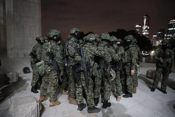 Imagem colorida mostra militares na Coreia do Sul - Metrópoles
