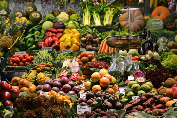 Fotografia colorida mostrando frutas e verduras em supermercado-Metrópoles