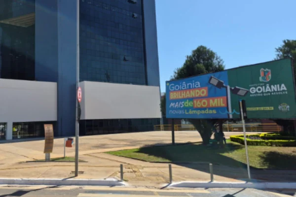 Foto colorida de outdoor mantido pela Prefeitura em frente à sede enaltecendo desempenho do programa - Metrópoles