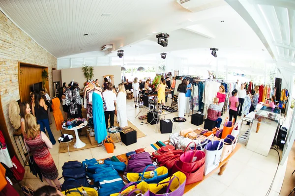 Empresária de moda apresenta coleções de 21 marcas nesta quinta (17/9)