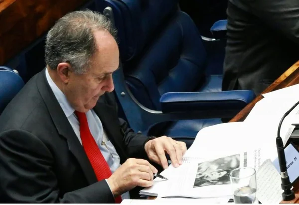 Quase 2 meses após início de doação, Cristovam lança vaquinha virtual