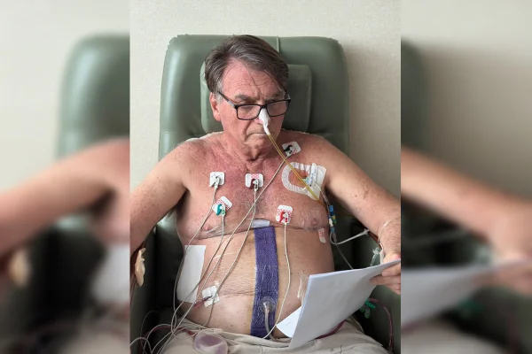 Imagem colorida de homem com aparelhos médicos