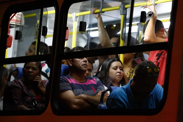 Agora, todos os assentos de ônibus e metrô no DF são preferenciais
