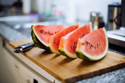 Hidratante e rica em antioxidantes, ajuda a eliminar toxinas e a reduzir a retenção de líquidos Hidratante e rica em antioxidantes, ajuda a eliminar toxinas e a reduzir a retenção de líquidos
