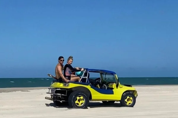 Grazi Massafera é flagrada na praia com novo affair. Veja fotos