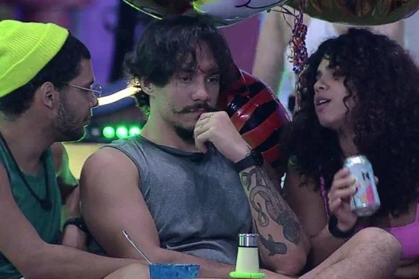3 camisinhas e 2 banhos: o que aconteceu entre Eli e Maria no BBB22