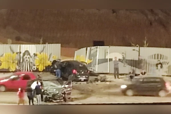 Acidente deixa quatro feridos em frente ao novo estádio do Atlético-MG