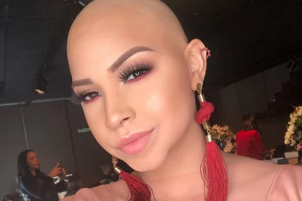 Morre, aos 16 anos, a blogueira Kamylle Marinho vítima de câncer