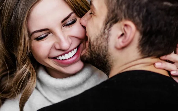 Casal feliz se beijando