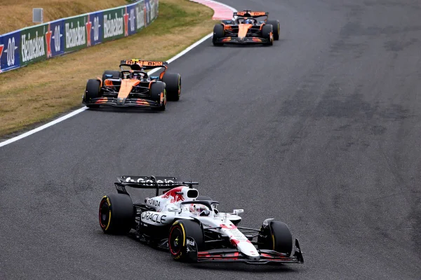 Foto colorida dos carros de Verstappen, Norris e Piastri durante GP do Japão de Fórmula 1 - Metrópoles