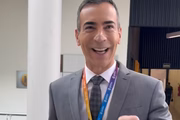 César Tralli treina o famoso "boa noite" do Jornal Nacional