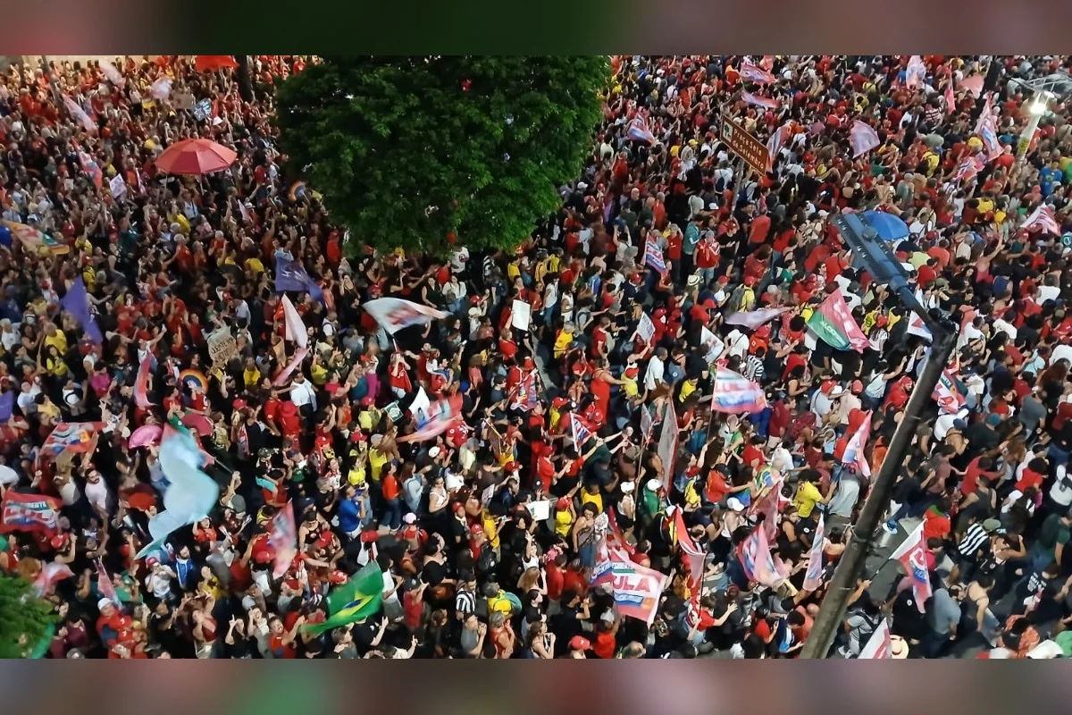 Multidão segue Lula em ato no centro da capital mineira Multidão segue Lula em ato no centro da capital mineira