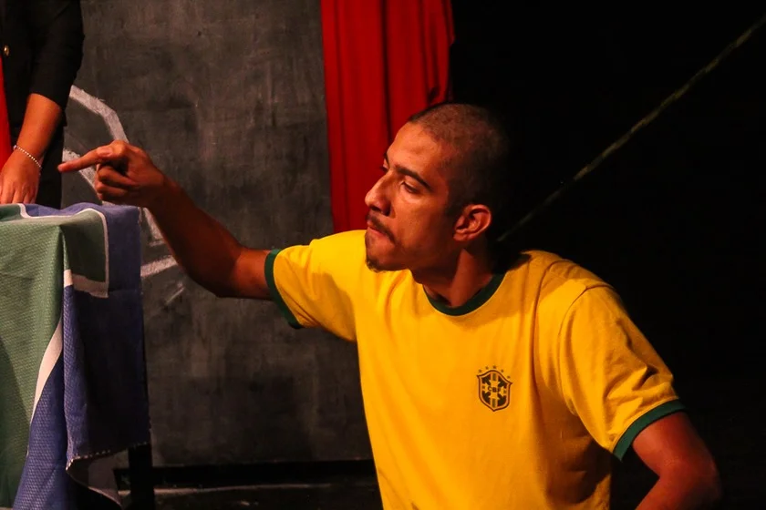 Diego Paz interpreta Gigio, personagem agressivo, preconceituoso contra minorias e extremista Diego Paz interpreta Gigio, personagem agressivo, preconceituoso contra minorias e extremista