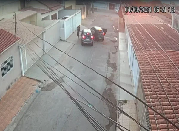 Mulher tem carro roubado após parar em casa para pegar marmita. Vídeo