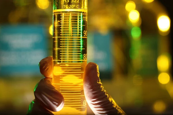 Imagem de frasco com Diesel S10 produzido pela Petrobras - Metrópoles