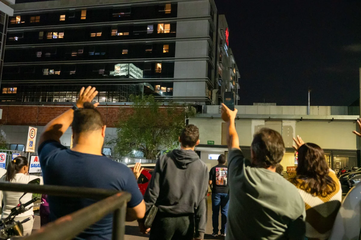 Cerca de 30 pessoas participaram da vigília de fé realizada em frente ao hospital onde a menina segue internada desde 12 de junho Cerca de 30 pessoas participaram da vigília de fé realizada em frente ao hospital onde a menina segue internada desde 12 de junho
