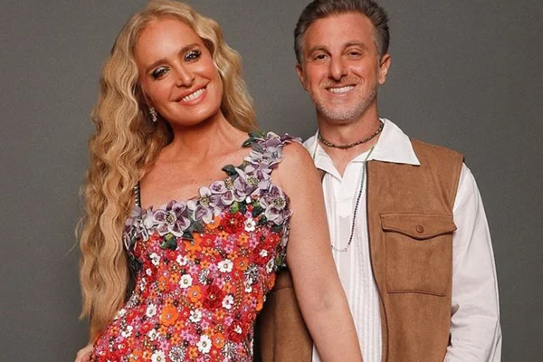 Angélica e Luciano Huck posam juntos e sorridentes - Metrópoles