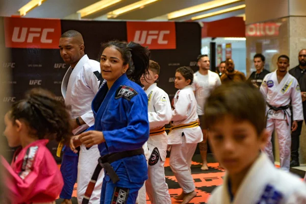 Brasiliense Viviane Araújo participa de treino social do UFC em Brasília