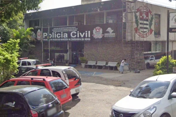 Imagem colorida de fachada da Delegacia de Polícia de Itapecerica da Serra. Metrópoles