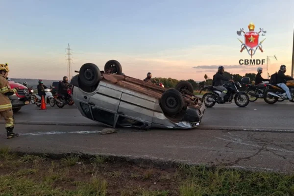 Carro capota após acidente na BR-070 e rodovia é interditada