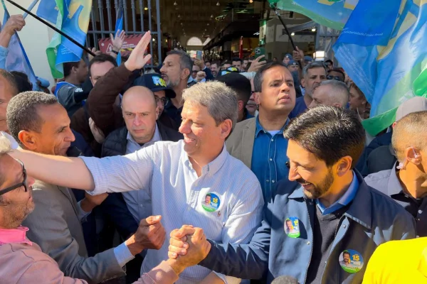 Imagem colorida mostra Tarcísio de Freitas e Ricardo Nunes em campanha eleitoral - Metrópoles