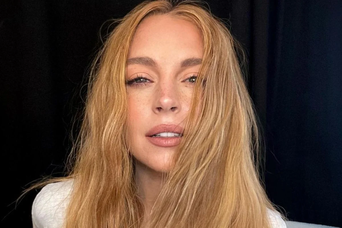 Lindsay Lohan nega plásticas e diz que "rejuvenesceu" graças a suco