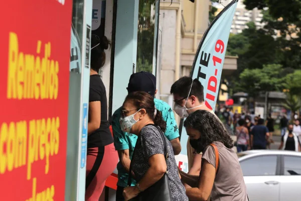 imagem colorida mostra pessoas em fila para fazer teste de detecção da covid-19