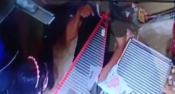 Homem sem máscara em caixa de supermercado