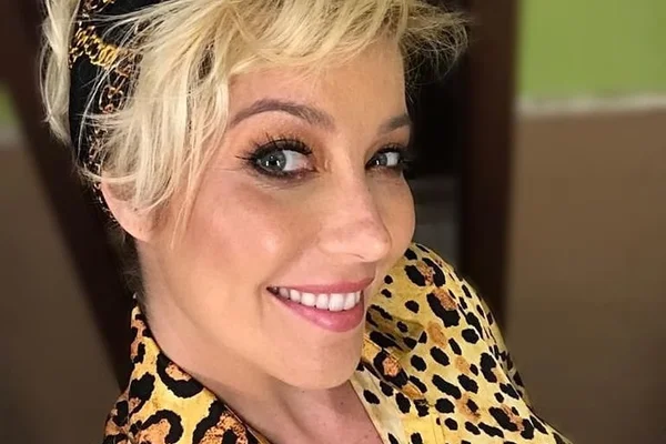 Luiza Possi encanta ao postar foto amamentando o filho, Lucca
