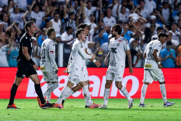 Jogadores do Santos comemorando vitória sobre o Palmeiras na Vila Belmiro