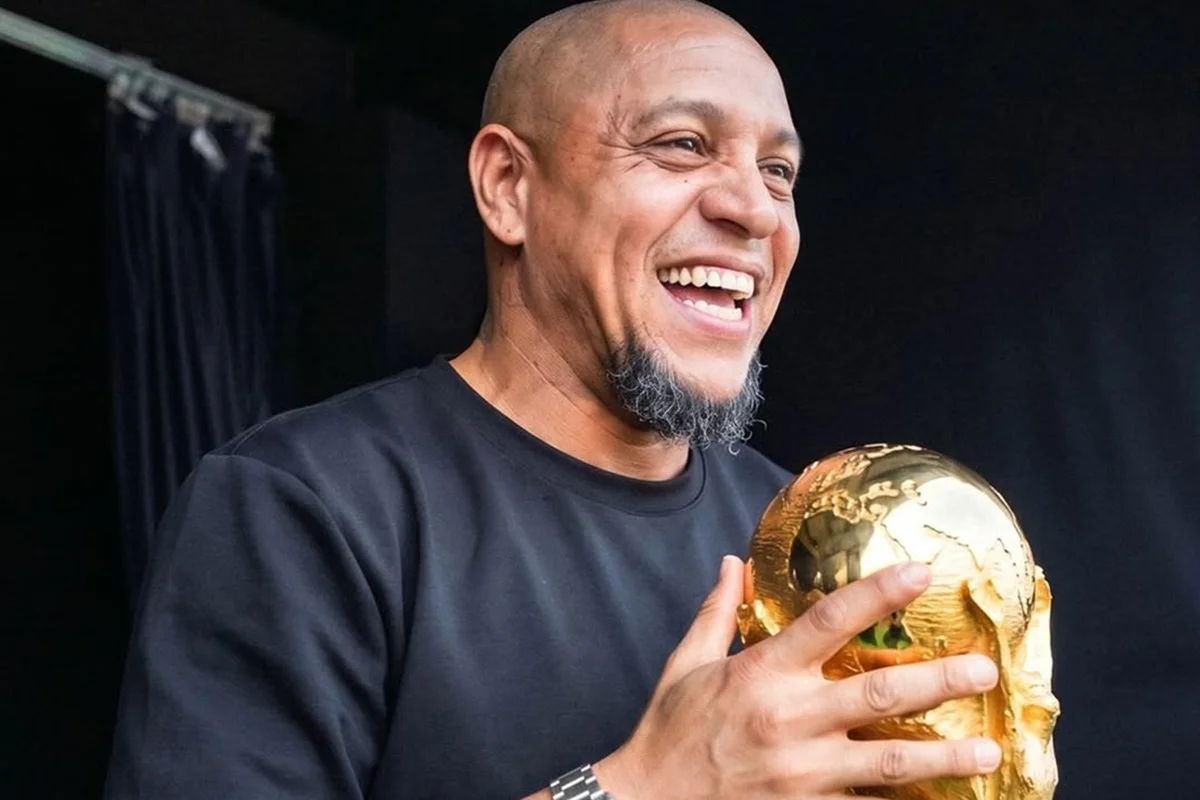 Roberto Carlos posa sorridente com a taça da Copa do Mundo Roberto Carlos posa sorridente com a taça da Copa do Mundo